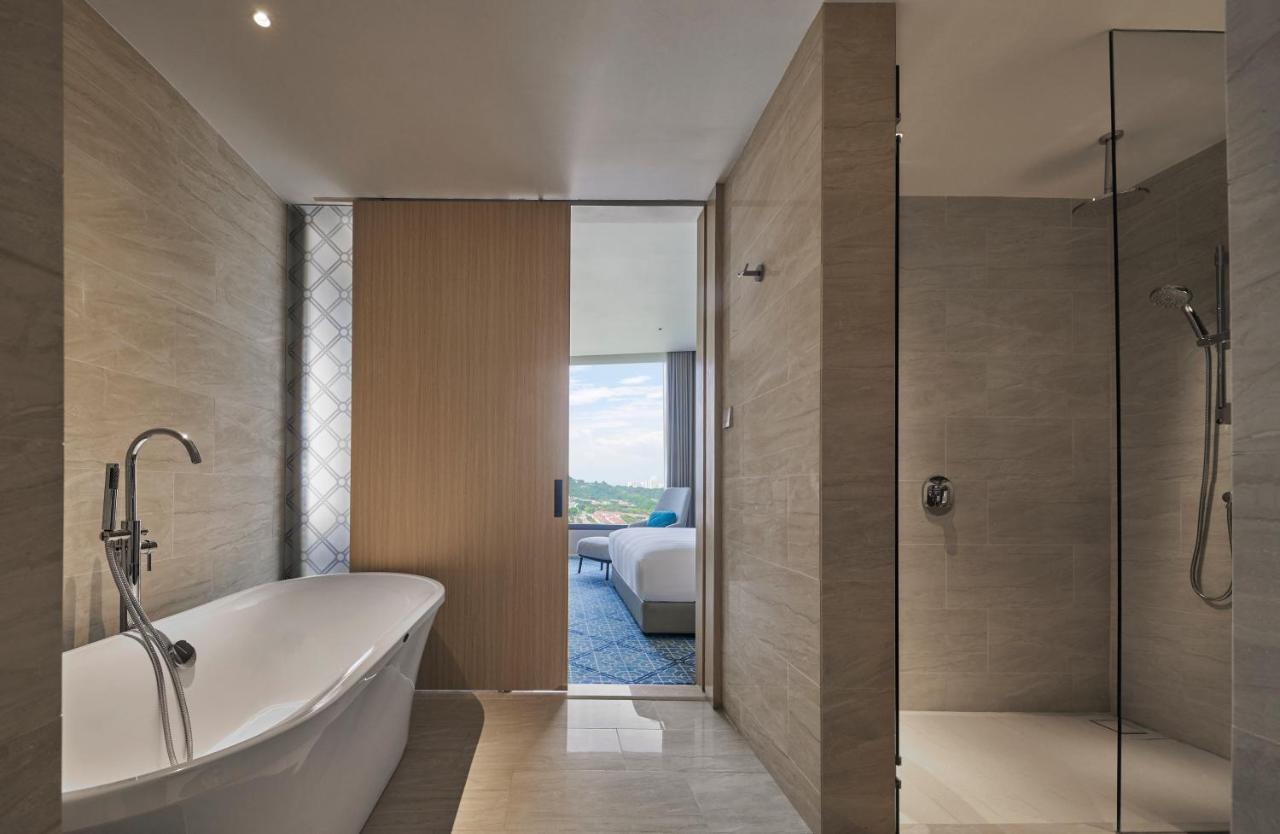 Hotel Amari Spice Penang Bayan Lepas Esterno foto Bathroom