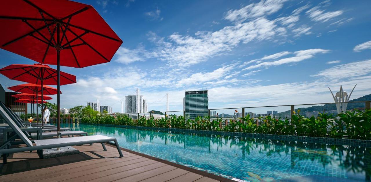 Hotel Amari Spice Penang Bayan Lepas Esterno foto The swimming pool at the rooftop