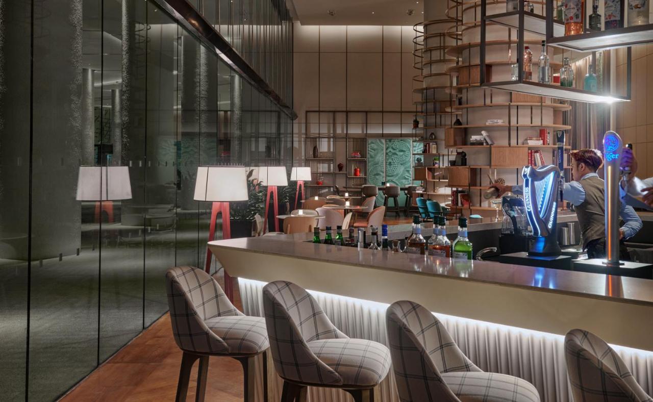 Hotel Amari Spice Penang Bayan Lepas Esterno foto The bar at the hotel