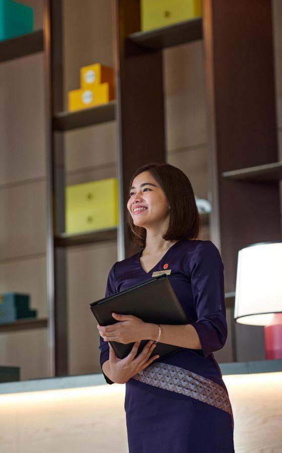 Hotel Amari Spice Penang Bayan Lepas Esterno foto A student at the library