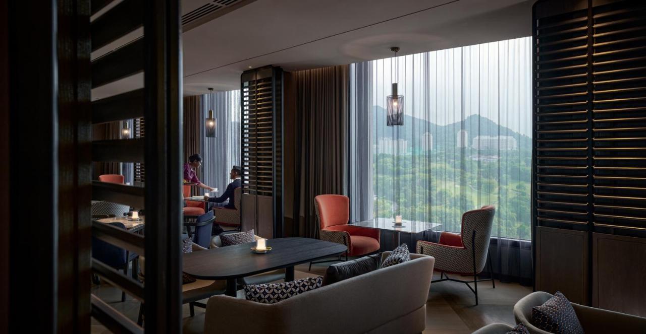 Hotel Amari Spice Penang Bayan Lepas Esterno foto The Lounge at the airport